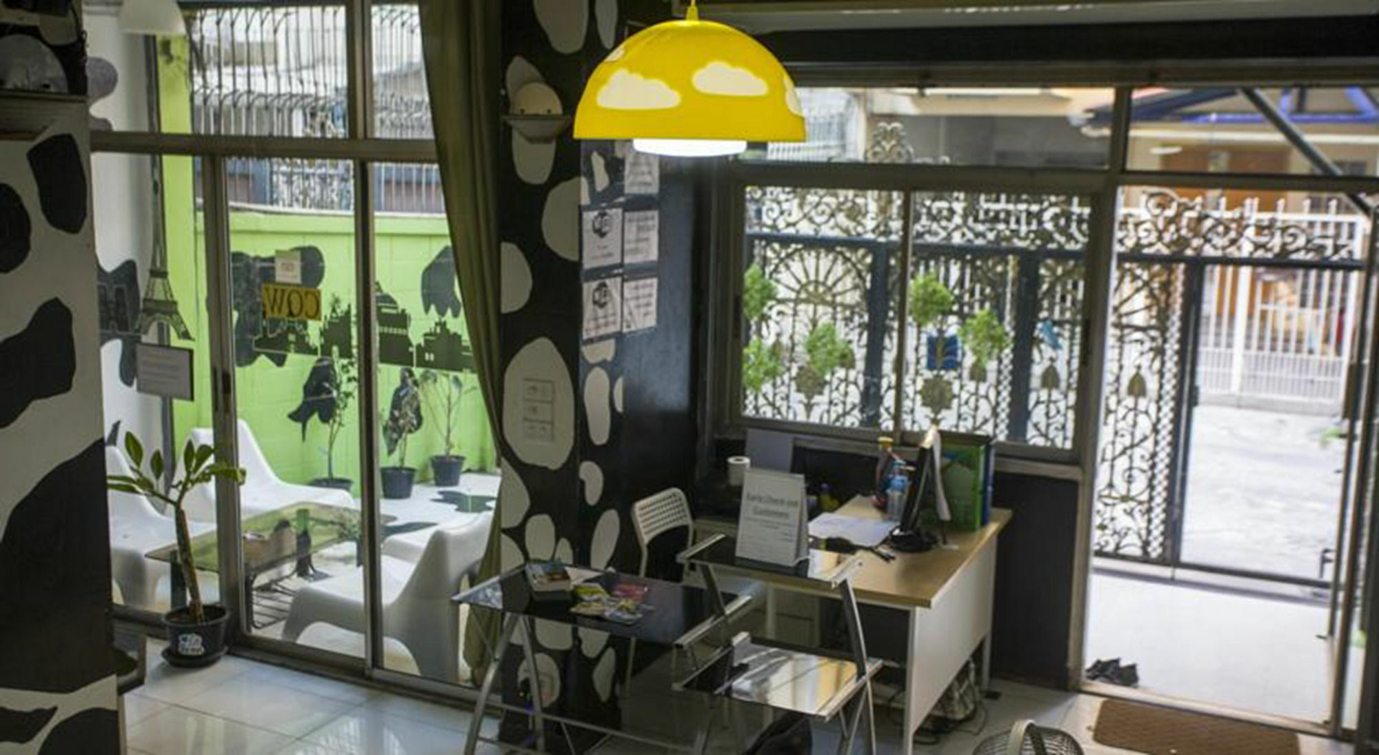 Mad Cow Hostel Bangkok Esterno foto
